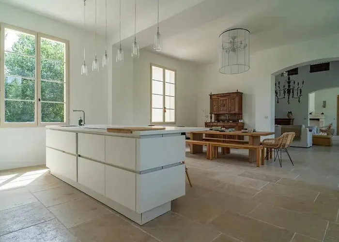 Feriehus Provencal With Pool In