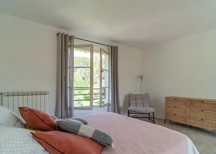 Provencal With Pool In Feriehus