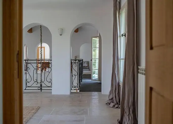 Feriehus Provencal With Pool In