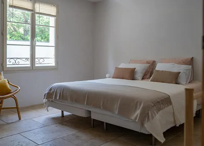 Feriehus Provencal With Pool In